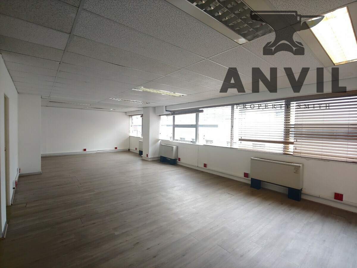 Conveniently located 94m2 office space to let in Claremont