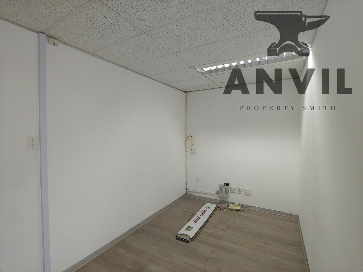 Conveniently located 94m2 office space to let in Claremont