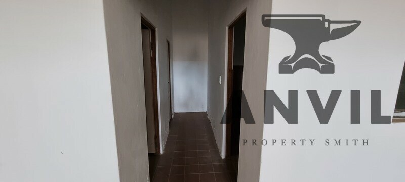 12 Langkloof Street - Ground Floor Mini Unit 3 - 210sqm Small industrial warehouse to let with good height to eaves in Alrode South property image 5