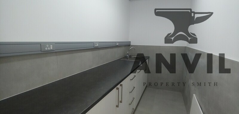 3 Paterson Road  - Double roller shutter Warehouse to let in Patterson Rd property image 7