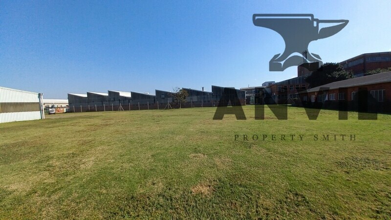 8 The Avenue East - Yard property image 3