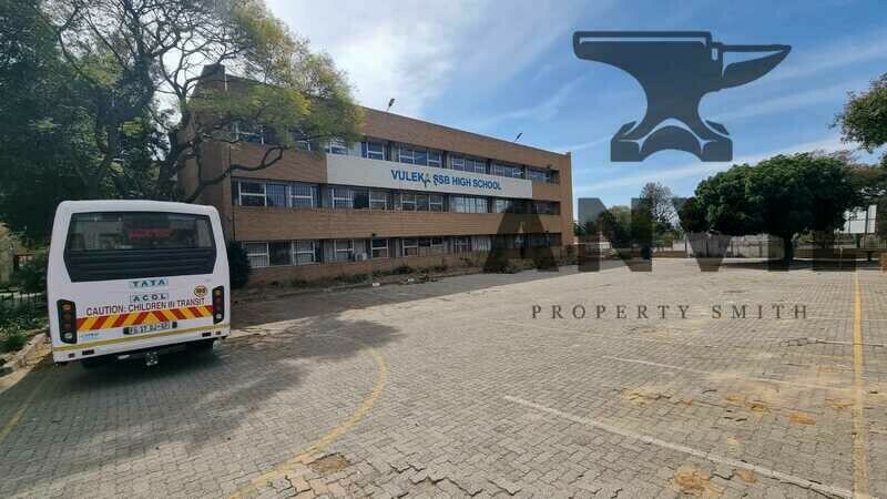 CNR Noreen and Hilltop  - whole building - To Let  property image 20