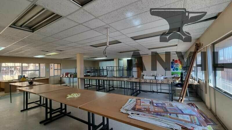 CNR Noreen and Hilltop  - whole building - To Let  property image 10