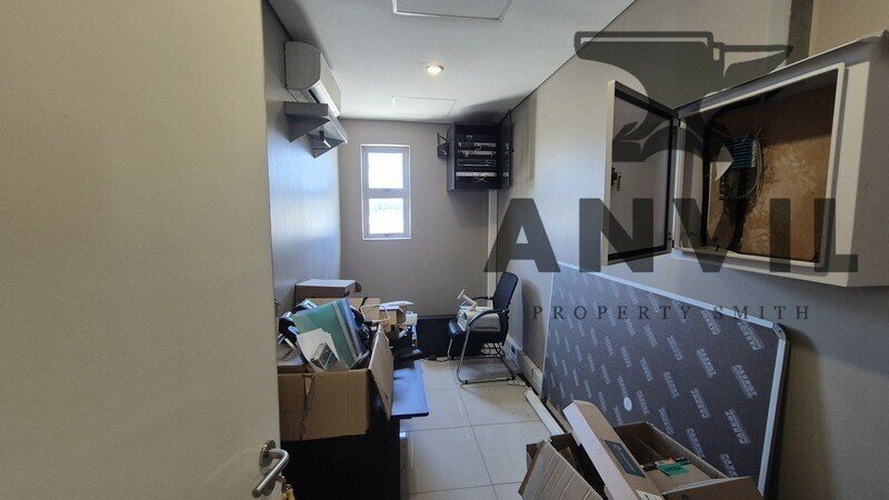 Montague Park  - 2480sqm Warehouse to Let property image 36