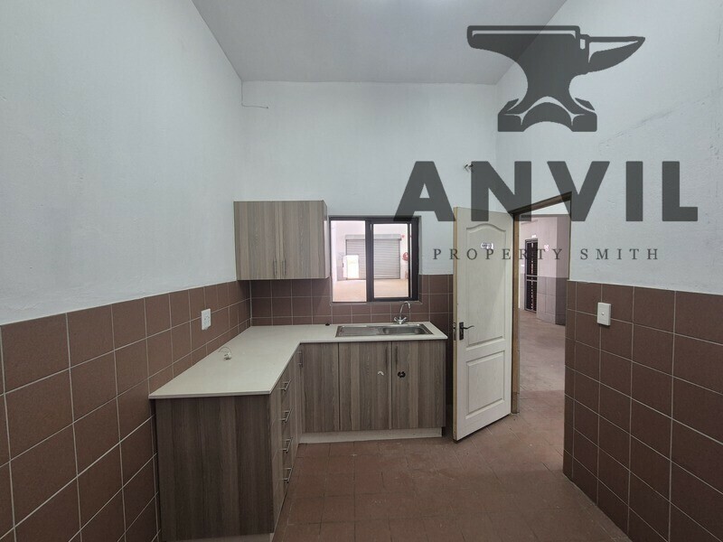 12 Langkloof Street - 260m² Industrial Unit to Let in Alrode South, Truck Access Business Park property image 9