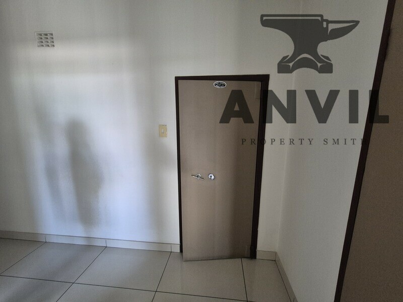 5 Indianapolis Boulevard - 3429m² Industrial Warehouse to Let in Gosforth Park, Secure Park with Dock Levelers property image 10