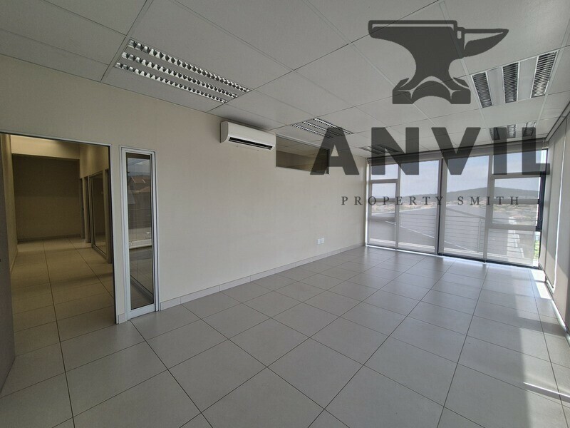 Aspen Business Park - 164m² First Floor Office to Let in Aspen Business Park, with Modern Glass Finishes property image 4