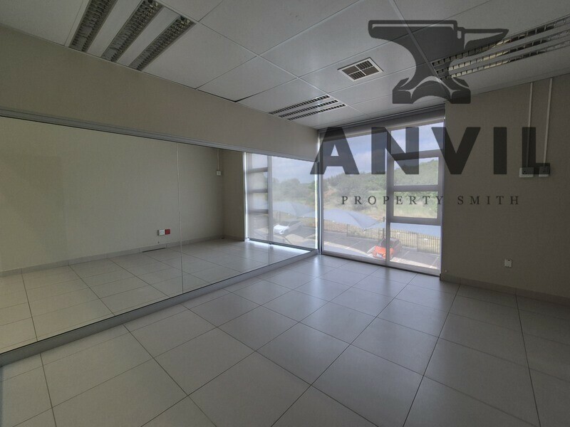 Aspen Business Park - 164m² First Floor Office to Let in Aspen Business Park, with Modern Glass Finishes property image 6