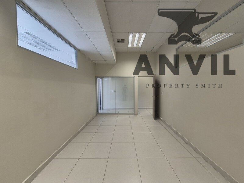 Aspen Business Park - 164m² First Floor Office to Let in Aspen Business Park, with Modern Glass Finishes property image 9