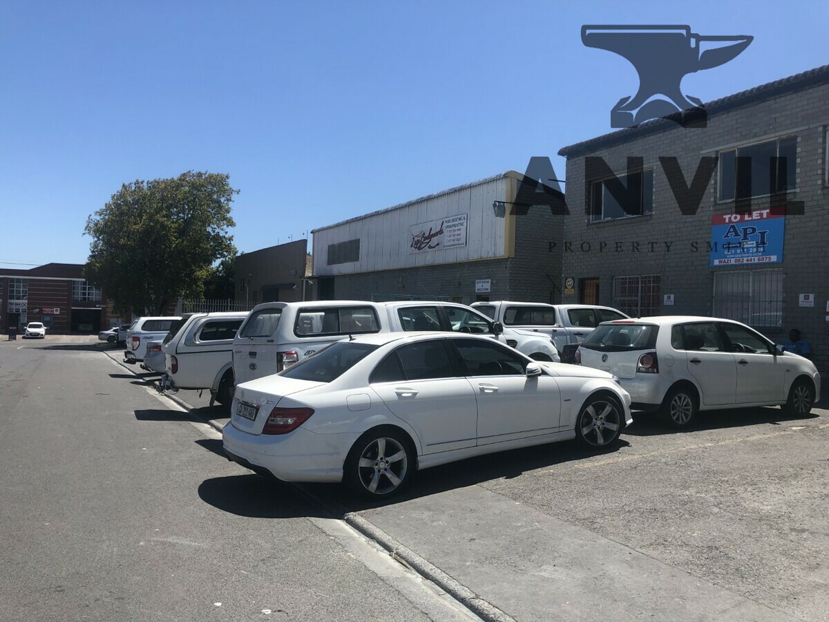 +734m2 Warehouse To Let in Parow East