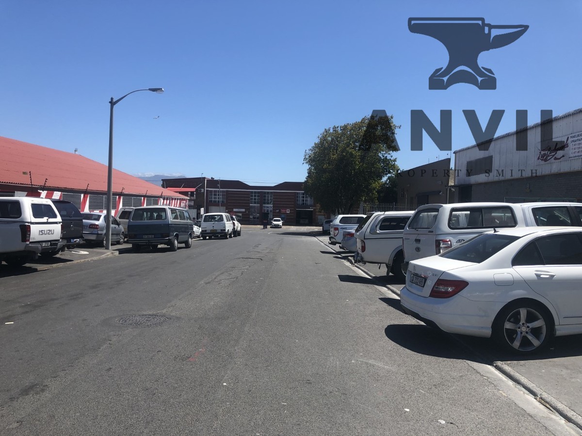 +734m2 Warehouse To Let in Parow East