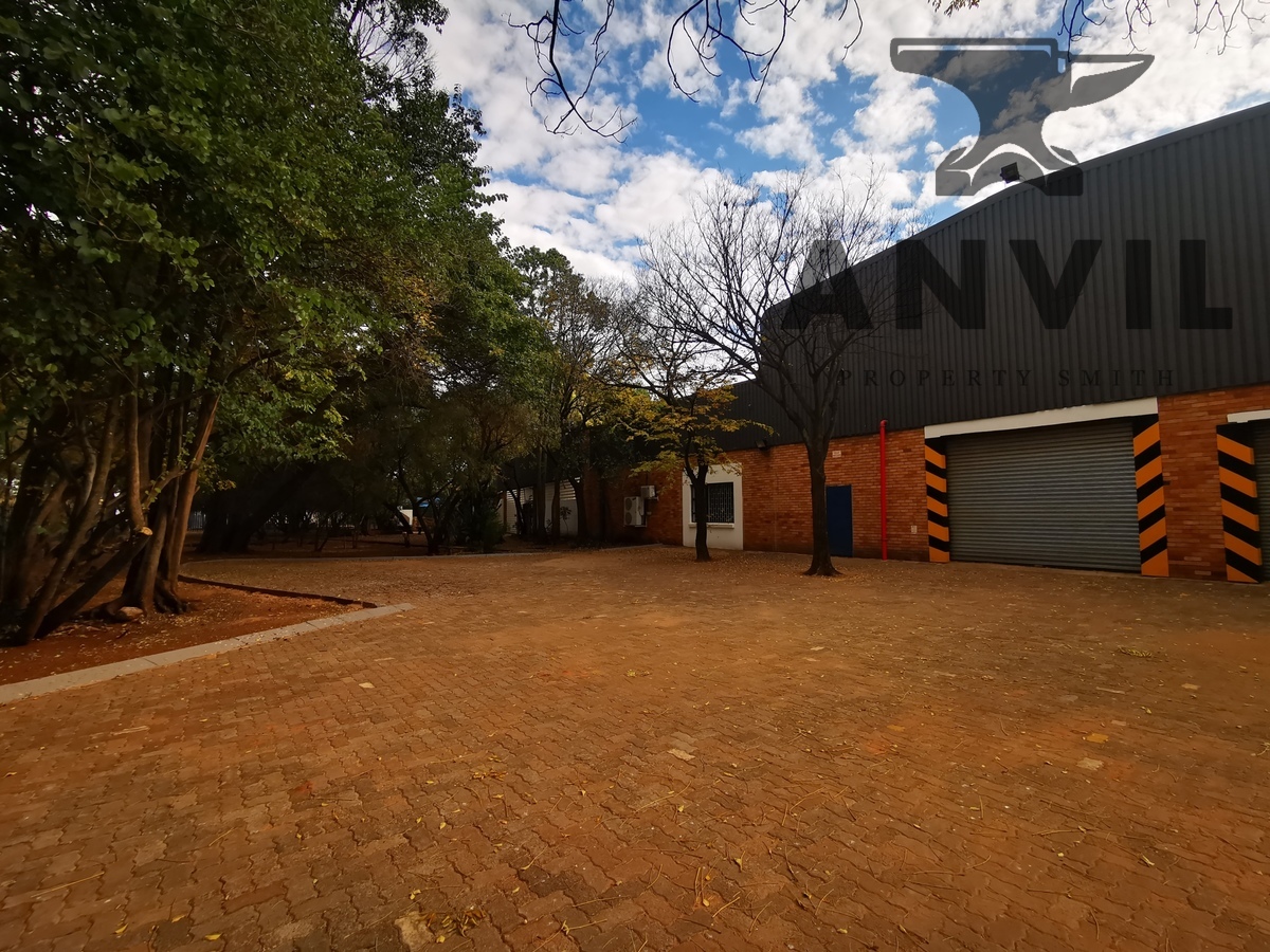 Large Warehouse To Rent near Rosslyn Pretoria, great offices and large
